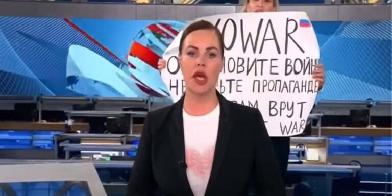 Μαρίνα Οβσιάνικοβα: Η Ρωσίδα δημοσιογράφος αρνήθηκε πρόταση της Γαλλίας για άσυλο – «Είμαι πατριώτισσα»