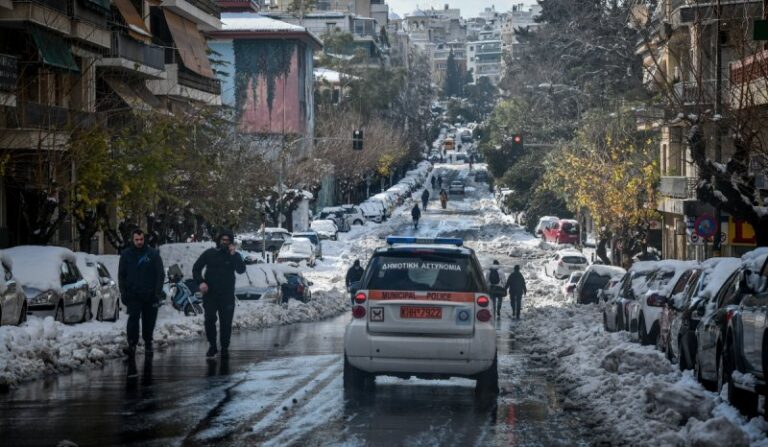 Δήμος Αθηναίων: Ολοκληρώνεται ο αποχιονισμός στο οδικό δίκτυο – Πού μαίνονται τα προβλήματα