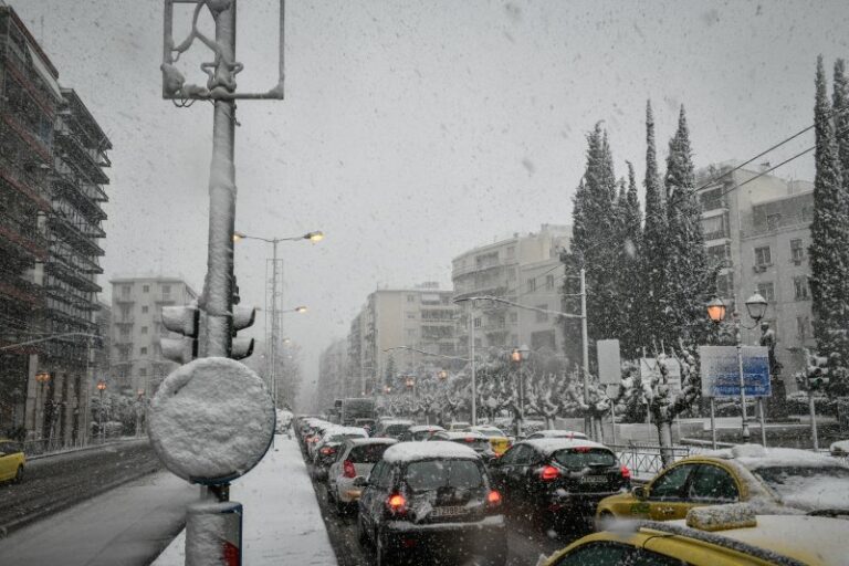 Κακοκαιρία Ελπίς: Πληροφορίες πως εγκλωβισμένος επιβάτης υπέστη εγκεφαλικό στην Κατεχάκη