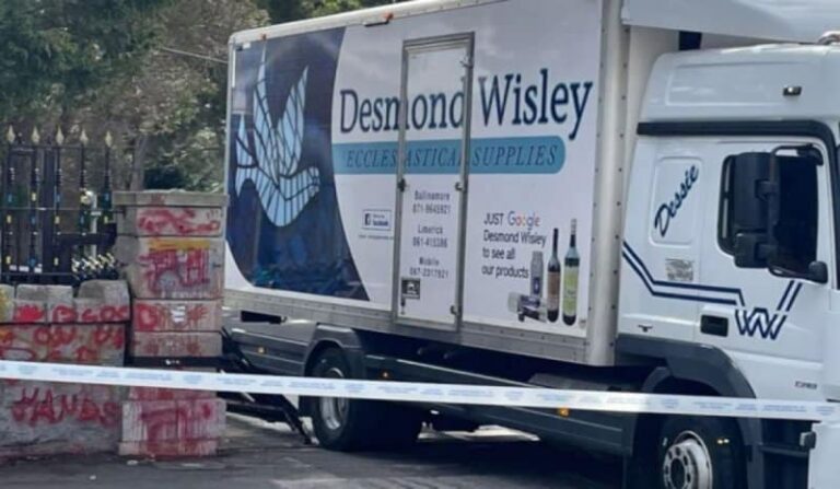 Η στιγμή που φορτηγό χτυπά την είσοδο ρωσικής πρεσβείας στο Δουβλίνο (Βίντεο)