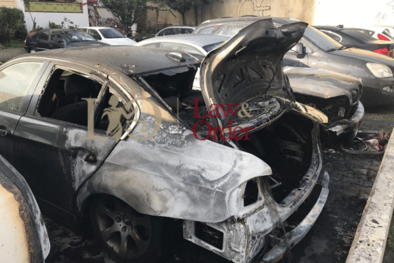 Πυρπόλησαν οχήματα στον Ταύρο -Έκαψαν ταξί στον Άγιο Δημήτριο (Εικόνες)