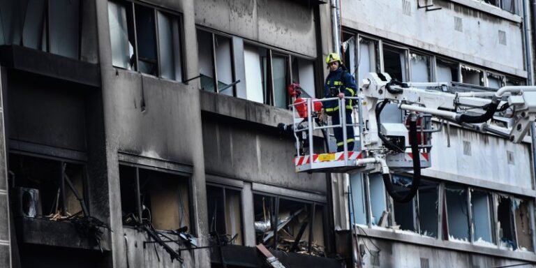 Στο «Γεννηματάς» ο 78χρονος εγκαυματίας από την έκρηξη σε κτίριο στη Συγγρού