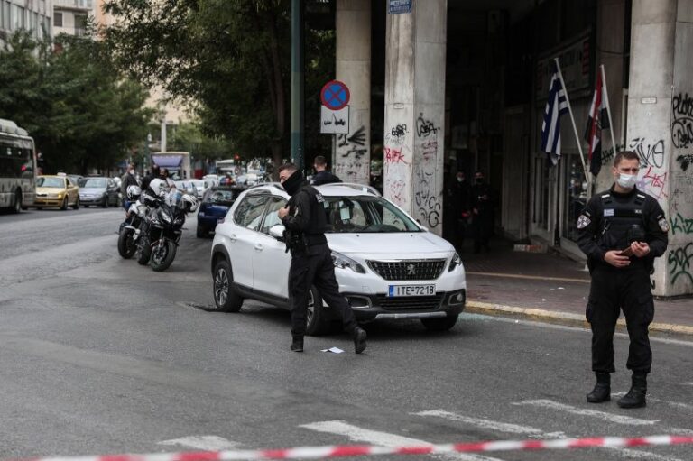 Πυροβολισμοί στην Μάρνης: Κλεμμένο το αυτοκίνητο από σχολείο στη Βούλα