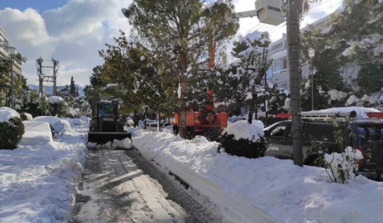 Οι Ένοπλες Δυνάμεις συνέδραμαν σε Αττική Οδό και Παπάγου για τη διάνοιξη δρόμων (εικόνες)