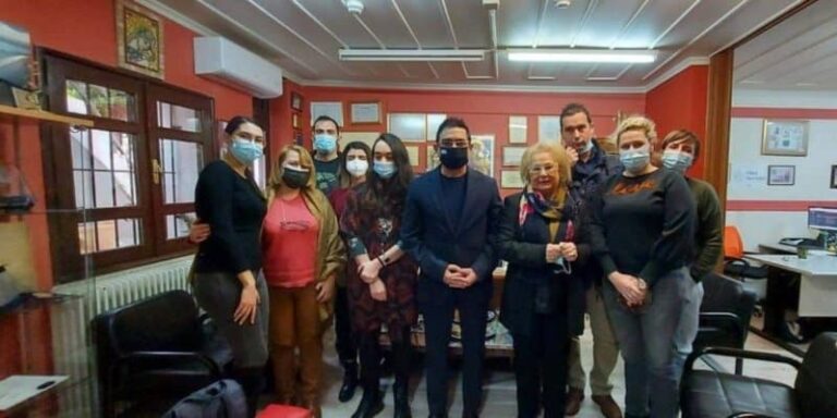 Το Μαξίμου έστειλε ηλεκτρονικούς υπολογιστές στην «Ένωση Κυριών Δράμας» για τους ανθρώπους τρίτης ηλικίας που βοηθά