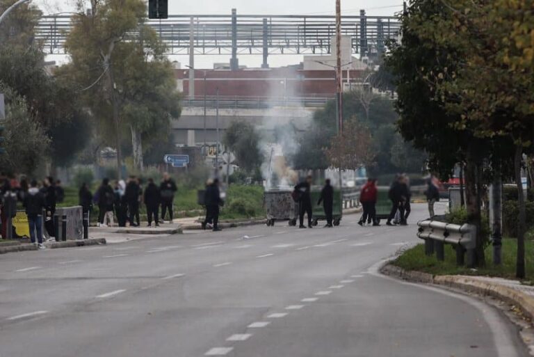 Επέτειος Γρηγορόπουλου: Ένταση έξω από το ΕΠΑΛ Αιγάλεω – 100 άτομα απέκλεισαν τη Θηβών (εικόνες)