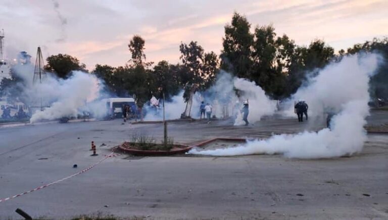 Σοβαρά επεισόδια αστυνομικών και αναρχικών στο Βόλο – Τραυματίστηκαν 5 αστυνομικοί (εικόνες)