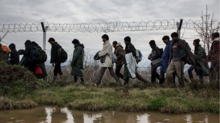 Η Αθήνα έστειλε επιστολή προς την ΕΕ για 92 γυμνούς μετανάστες στον Έβρο – «Η σκληρή και ταπεινωτική μεταχείρισή τους θα πρέπει να καταδικαστεί κατηγορηματικά»