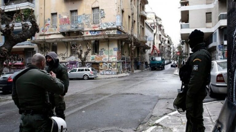 Τέσσερις συλλήψεις σε αστυνομική επιχείρηση σε κτίριο στα Εξάρχεια που τελούσε υπό κατάληψη