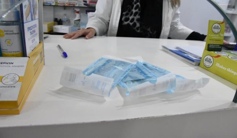 Φαρμακείο στην Αττική δήλωσε ότι έκανε 2.198 rapid test, τα οποία δεν είχε προμηθευτεί