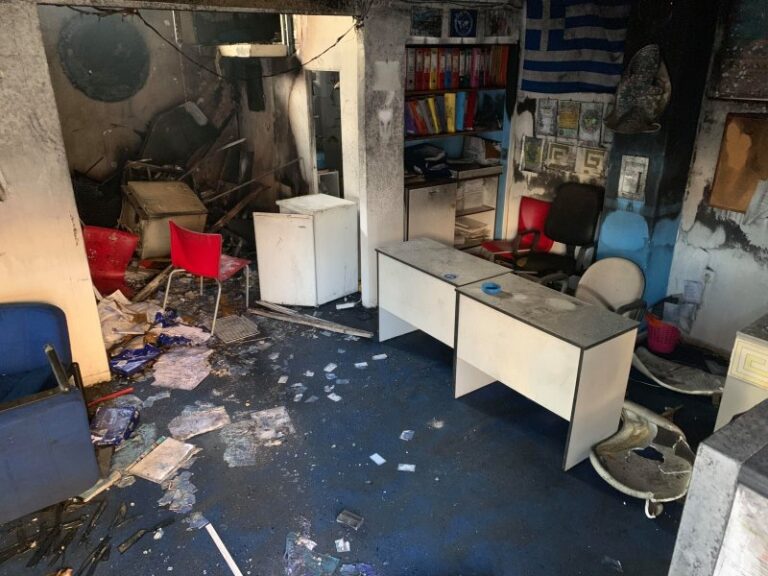 Πυρκαγιά σε εκλογικό κέντρο του Σώρρα στο Καματερό – Στις φλόγες δυο αυτοκίνητα