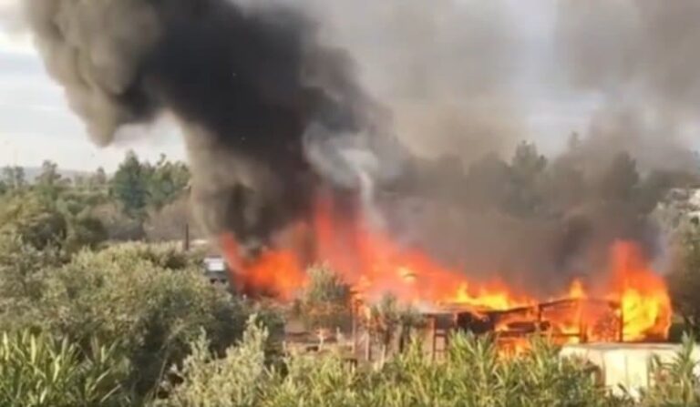 Παιανία: Μεγάλη φωτιά ξέσπασε σε καταυλισμό Ρομά (βίντεο)