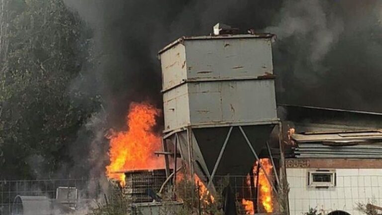 Υπό έλεγχο τέθηκε φωτιά σε εργοστάσιο ξυλείας στο Ηράκλειο