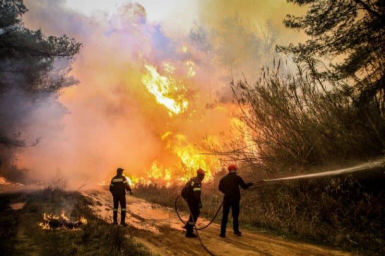 Σε ύφεση η πυρκαγιά στη Ζάκυνθο