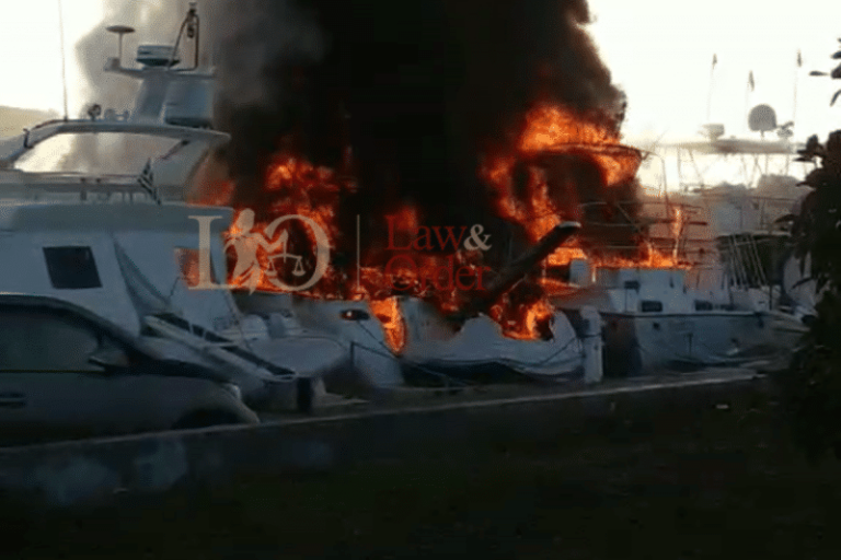 Βίντεο και εικόνες από τη φωτιά σε θαλαμηγούς στη Γλυφάδα – Γυναίκα πήδηξε στη θάλασσα για να σωθεί