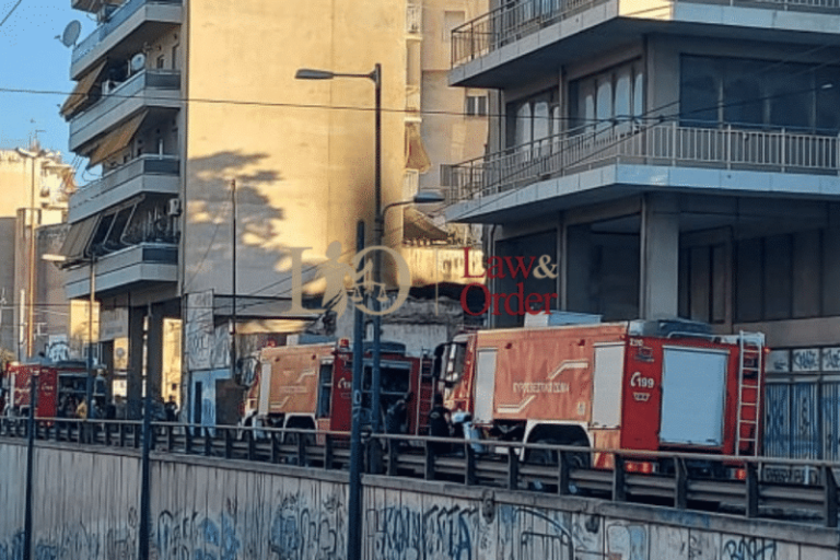 Λένορμαν: Υπό μερικό έλεγχο η φωτιά σε εγκαταλελειμμένο κτίριο με ελαστικά (Βίντεο-Εικόνα)