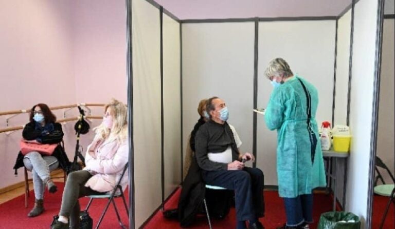 Κορονοϊός: 10 εκατομμύρια Γάλλοι έκαναν την αναμνηστική δόση