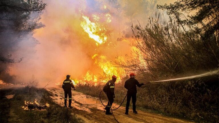 Ενισχύονται οι πυροσβεστικές δυνάμεις στη φωτιά στα Καλύβια – Ζητήθηκε η απομάκρυνση κατοίκων