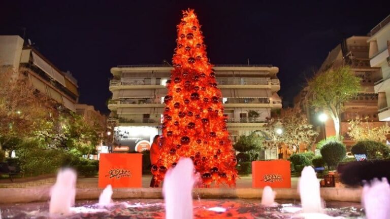 Εορταστικό χρώμα στο Γαλάτσι από το ΣΚΡΑΤΣ – Στόλισε την πλατεία Μανδηλαρά με ένα κατακόκκινο χριστουγεννιάτικο δέντρο