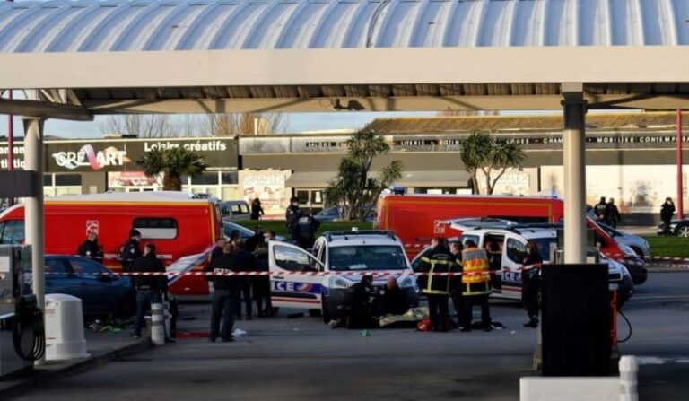 Τρόμος στη Γαλλία: Άνδρας ντυμένος νίντζα επιτέθηκε και τραυμάτισε δύο γυναίκες αστυνομικούς