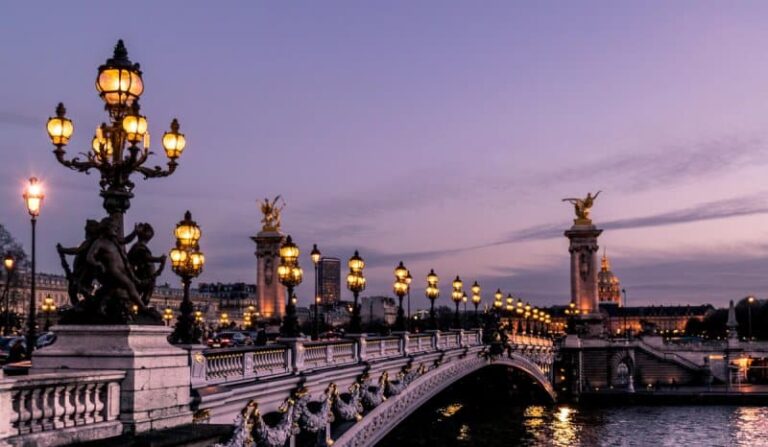 Πολιτική ένταση στη Γαλλία για το πιστοποιητικό εμβολιασμού, ενώ αναμένονται 300.000 κρούσματα σήμερα