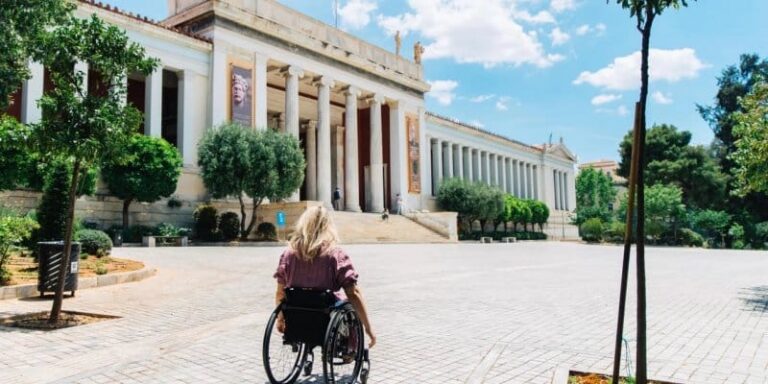 Η Αθήνα αποκτά προσβάσιμες διαδρομές για άτομα με αναπηρία