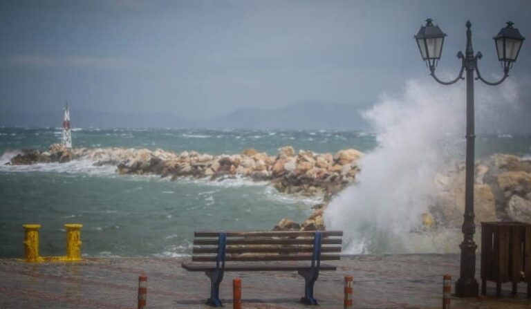 Κακοκαιρία «Διομήδης»: Παραμένει σε ισχύ το απαγορευτικό απόπλου σε Πειραιά, Ραφήνα και Λαύριο