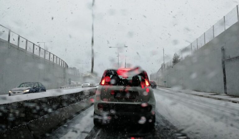 Κακοκαιρία «Ελπίς»: Έκλεισε η λεωφόρος Κατεχάκη λόγω της πυκνής χιονόπτωσης