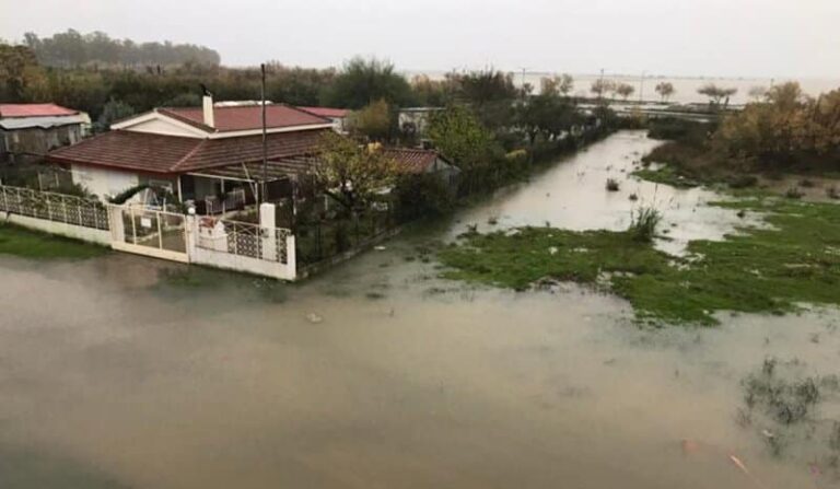 Κακοκαιρία: Εκκενώσεις σε Ναύπακτο και Δυτική Αχαΐα