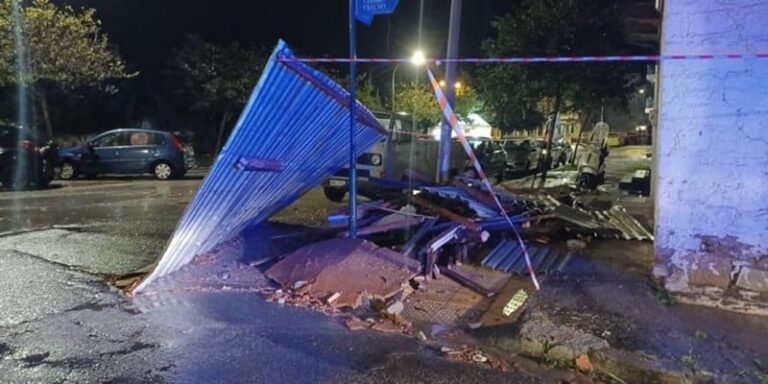 Καλαμάτα: Από θαύμα σώθηκε γυναίκα όταν ξεκόλλησε στέγαστρο από τον αέρα (εικόνες)