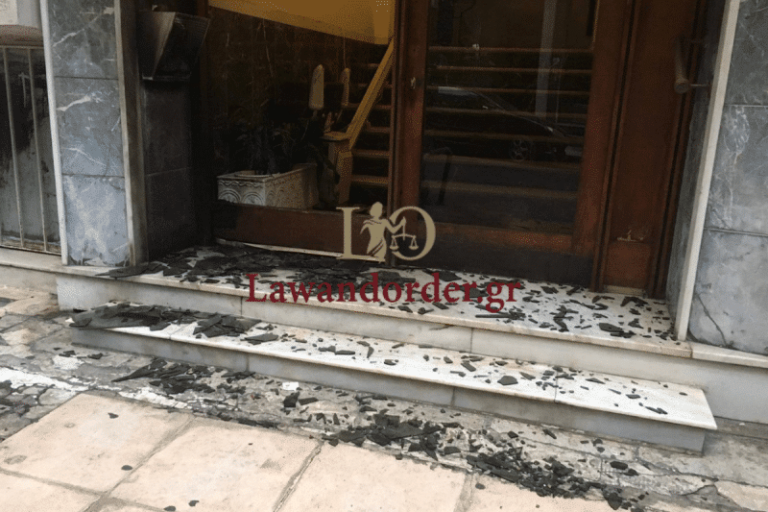 Άγνωστοι πέταξαν κροτίδα σε είσοδο πολυκατοικίας στην Καλλιθέα (βίντεο-εικόνα)