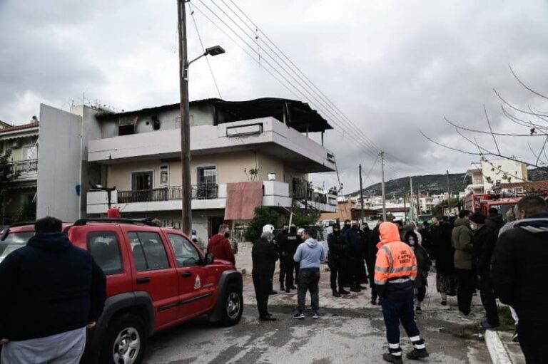 Τραγωδία στο Καματερό: Έσπασαν τζάμι και έσωσαν ένα 2χρονο κορίτσι – 13 παιδιά είχε η οικογένεια (εικόνες)