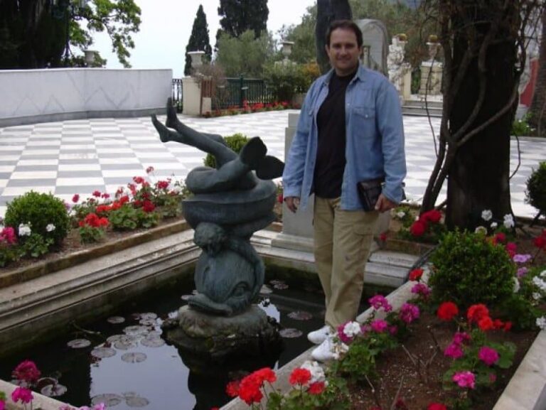 Θρήνος στην κηδεία του πιλότου του ελικοπτέρου που συνετρίβη στον Πόρο (Βίντεο)