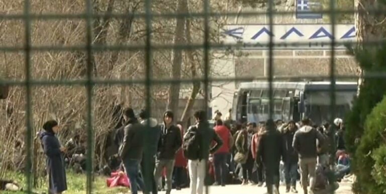 Καστανιές Έβρου: Αστυνομία και στρατός προσπαθούν να αναχαιτίσουν την είσοδο 500 μεταναστών