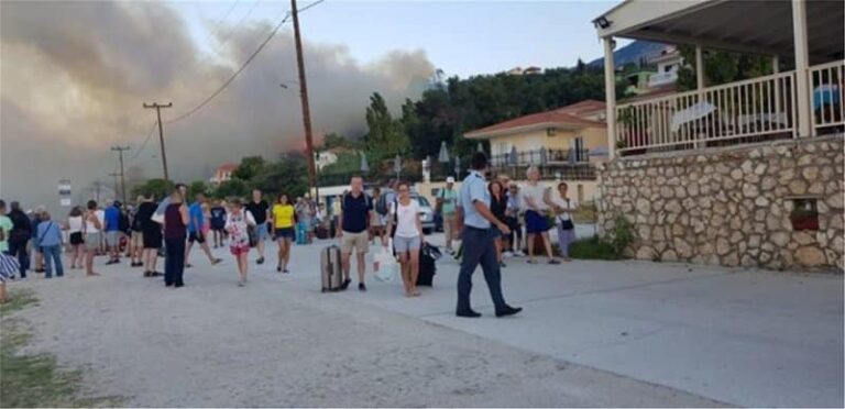 Καλύτερη η εικόνα της φωτιάς στα Λουρδάτα Κεφαλονιάς – Είχαν εκκενωθεί ξενοδοχεία και τουριστικά καταλύματα – Πολύ υψηλός κίνδυνος πυρκαγιάς σε οχτώ περιφέρειες (χάρτης)