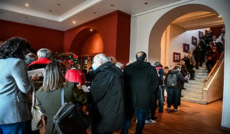 ΚΙΝΑΛ: Έκλεισαν οι κάλπες, παραμένουν ανοιχτές όπου υπάρχουν ουρές – Ρεκόρ συμμετοχής