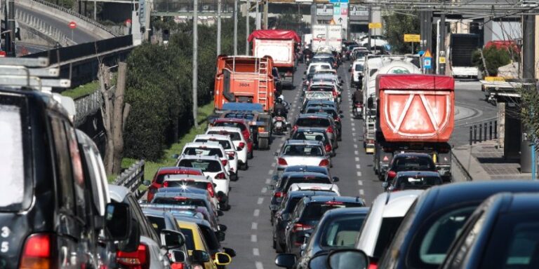 Κίνηση στους δρόμους: Μεγάλες ουρές σε Κηφισό και Ποσειδώνος (εικόνα)
