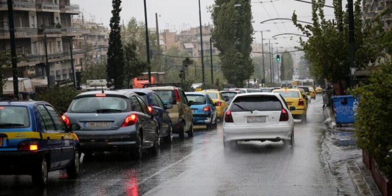 Κίνηση: Απροσπέλαστοι οι δρόμοι λόγω κακοκαιρίας – Ουρές χιλιομέτρων στον Κηφισό (εικόνα)