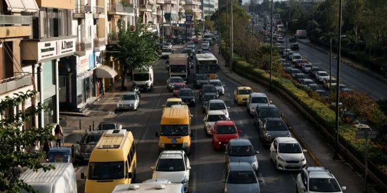 Κίνηση στους δρόμους: Ουρές χιλιομέτρων στον Κηφισό – Μποτιλιάρισμα σε Κηφισίας, Ποσειδώνος, Μεσογείων (εικόνα)