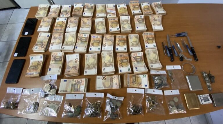 Χειροπέδες σε τρεις Γεωργιανούς για κλοπή 200.000 ευρώ από τον Άγιο Παντελεήμονα