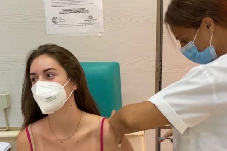 Η 17χρονη κόρη του υφ. Παιδείας εμβολιάστηκε για τον κορονοϊό – Το μήνυμά του στους μαθητές (εικόνες)