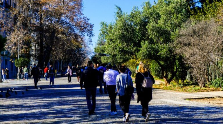 Η μετάλλαξη Όμικρον αφορά στο 70% των νέων κρουσμάτων στην Ελλάδα – Απαραίτητη η τρίτη δόση για προστασία