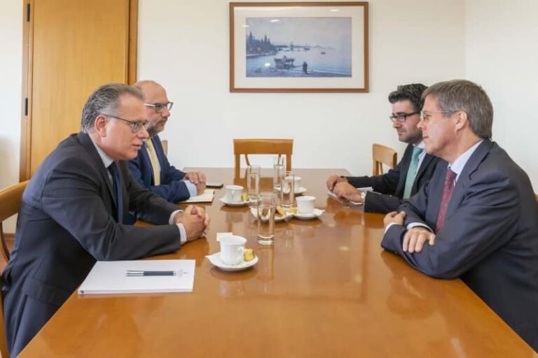 Συνάντηση Κουμουτσάκου με τον Αυστραλό Επιτετραμμένο – Τι συζητήθηκε για το προσφυγικό/μεταναστευτικό