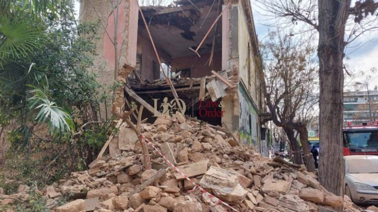 Μερική κατάρρευση κτηρίου στο κέντρο της Αθήνας – Ένας τραυματίας (βίντεο και εικόνες)