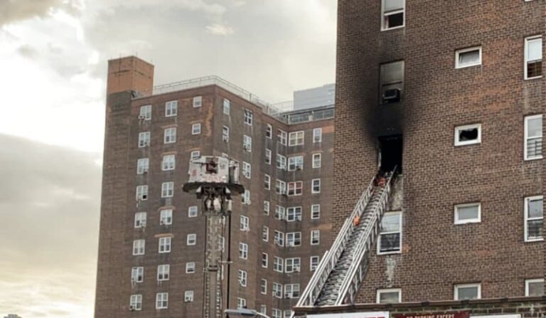 Νέα Υόρκη: Δραματικές εικόνες δύο εφήβων που κρέμονται στο κενό για να σωθούν από τις φλόγες (βίντεο)