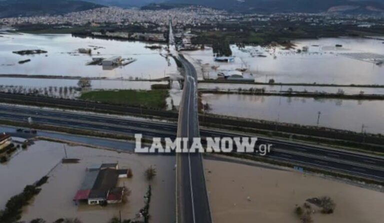 Απίστευτες εικόνες στη Λαμία – Έσωσαν τον κόσμο με βάρκες μετά την υπερχείλιση του Σπερχειού (βίντεο)