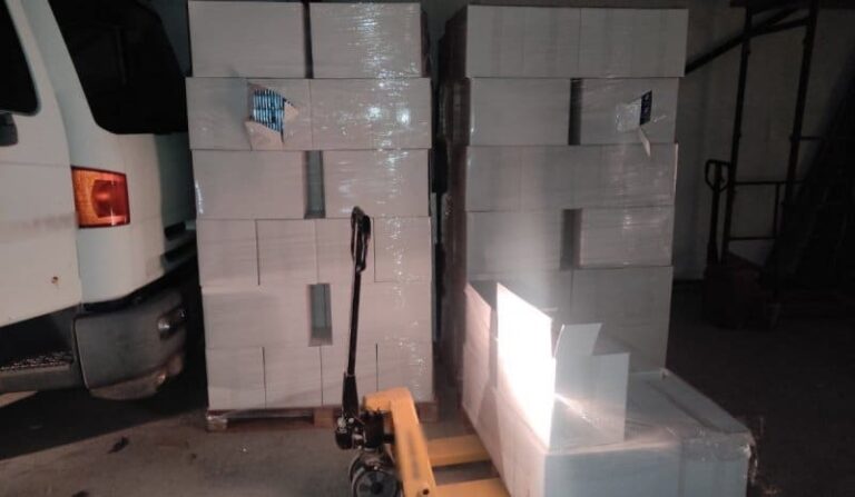 Στα χέρια της ΕΛΑΣ κύκλωμα με λαθραία τσιγάρα: Δρούσε σε Αθήνα και Θεσσαλονίκη – Στα 1.700.000 ευρώ τα κέρδη (εικόνα)