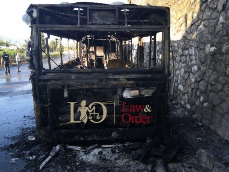 Ό,τι απέμεινε απ’ το καμένο λεωφορείο του ΟΑΣΑ στην Αθηνών – Λαμίας (Εικόνες)