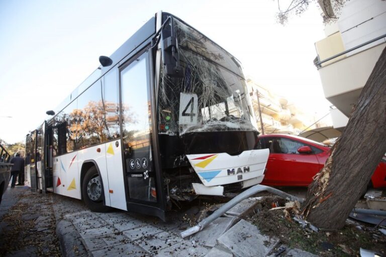 Θεσσαλονίκη: Τρομακτικές εικόνες από τη σύγκρουση λεωφορείου με ταξί στην Καλαμαριά