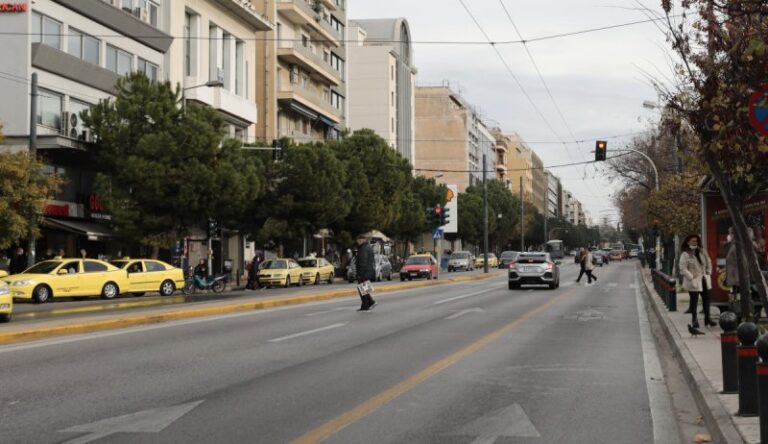 Διακόπηκε η κυκλοφορία στη Λ. Αμφιθέας – Αυτοκίνητο τράκαρε στην υπόγεια σήραγγα